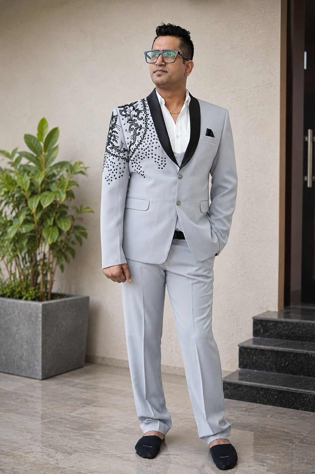 Men’s Light Gray Embroidered Suit with Black Lapel – Elegant Formal Outfit